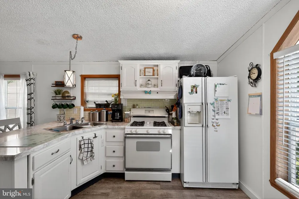 4 SOUTH DRIVE East Windsor, NJ 08520