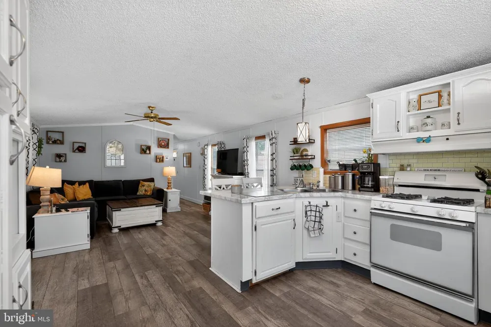 4 SOUTH DRIVE East Windsor, NJ 08520