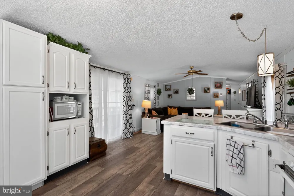 4 SOUTH DRIVE East Windsor, NJ 08520