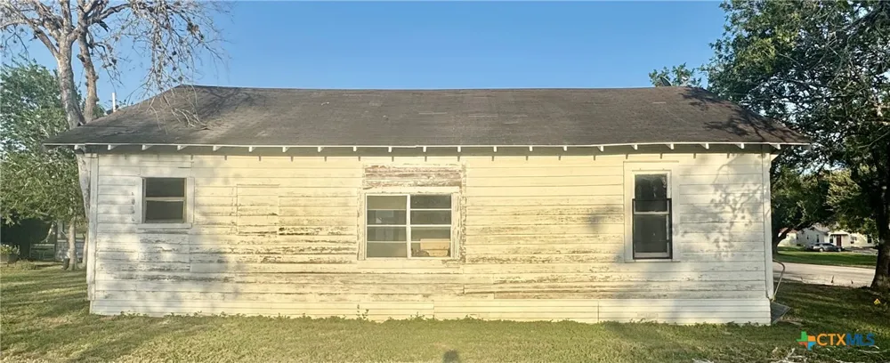 409 W Morris Street Yoakum, TX 77995