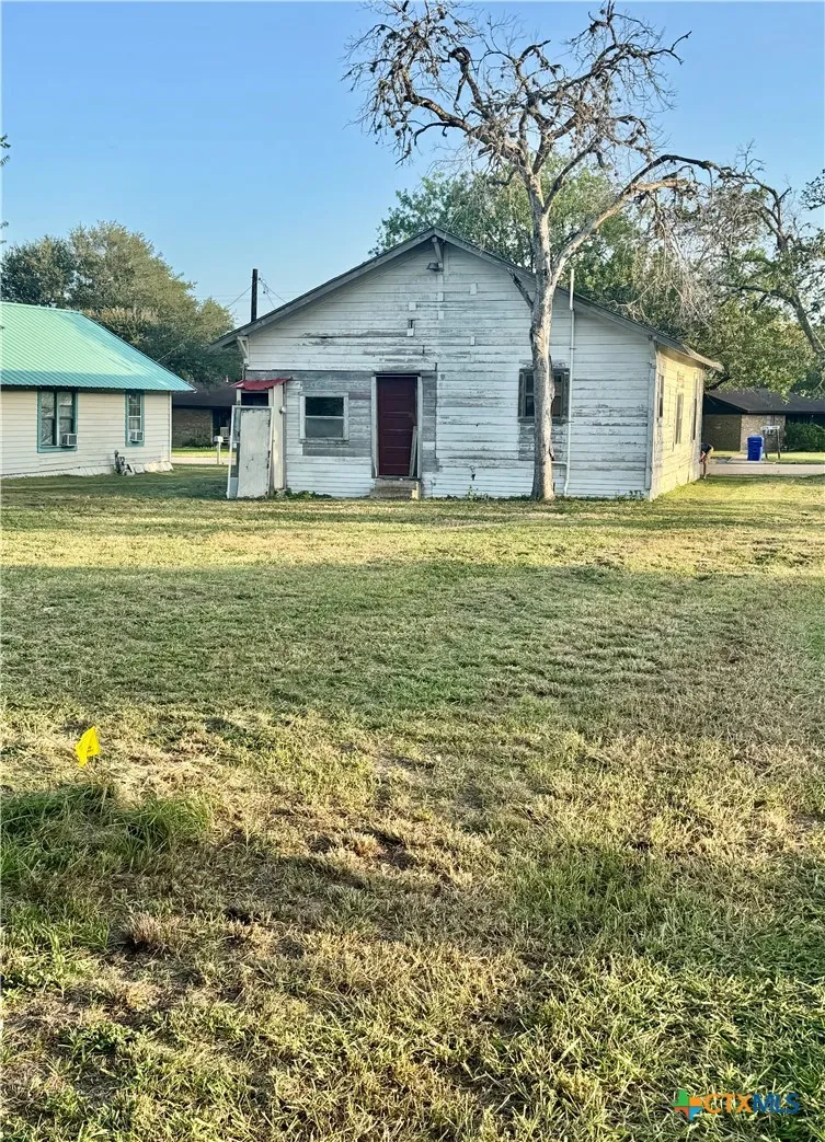 409 W Morris Street Yoakum, TX 77995