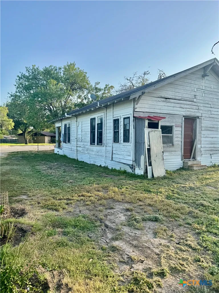 409 W Morris Street Yoakum, TX 77995