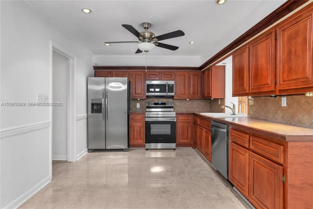 617 NE 2nd Pl Dania Beach, FL 33004