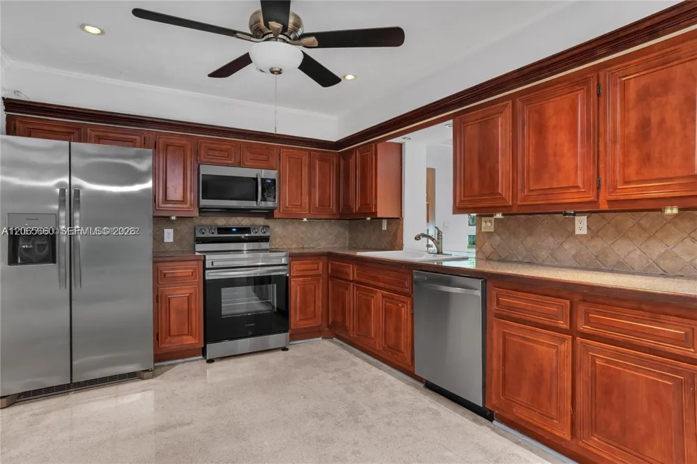 617 NE 2nd Pl Dania Beach, FL 33004