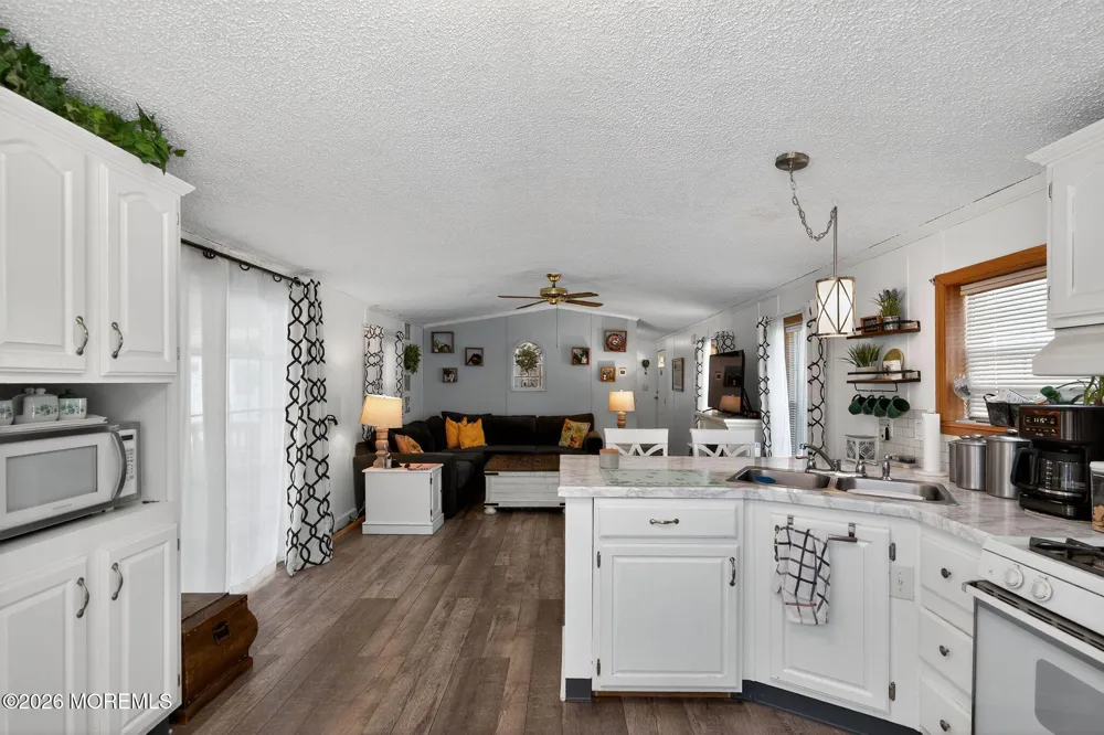 4 South Drive East Windsor, NJ 08520