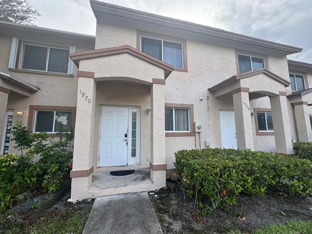 1970 LAKEVIEW DRIVE W Royal Palm Beach, FL 33411