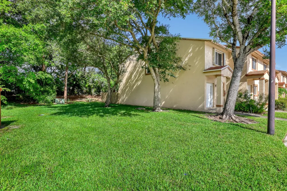 1970 LAKEVIEW DRIVE W Royal Palm Beach, FL 33411