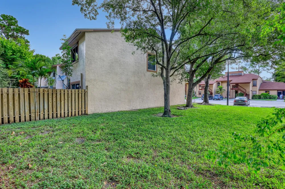 1970 LAKEVIEW DRIVE W Royal Palm Beach, FL 33411