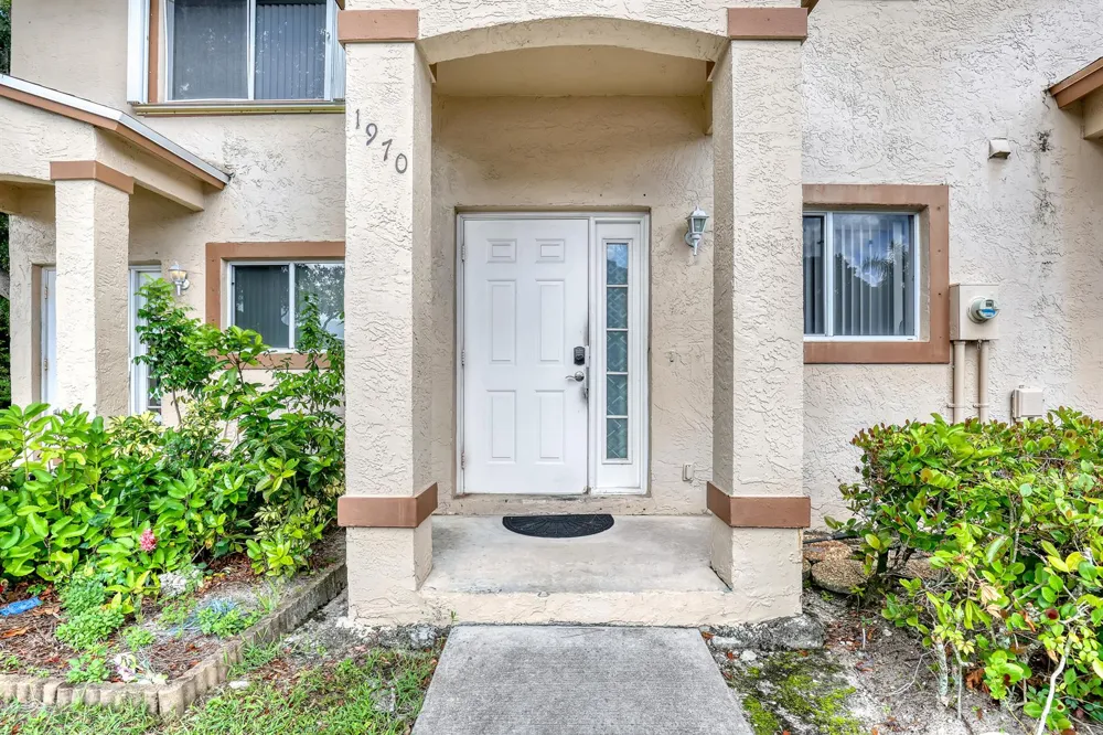 1970 LAKEVIEW DRIVE W Royal Palm Beach, FL 33411