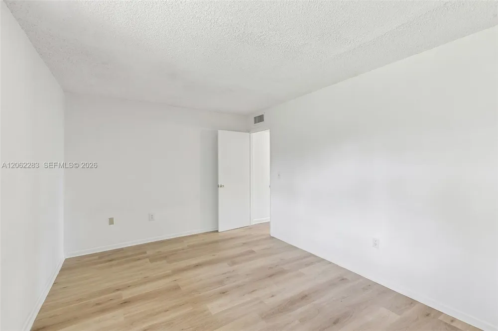 1900 W 68th St #B203 Hialeah, FL 33014