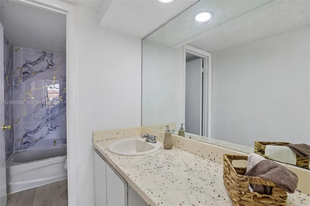 1900 W 68th St #B203 Hialeah, FL 33014