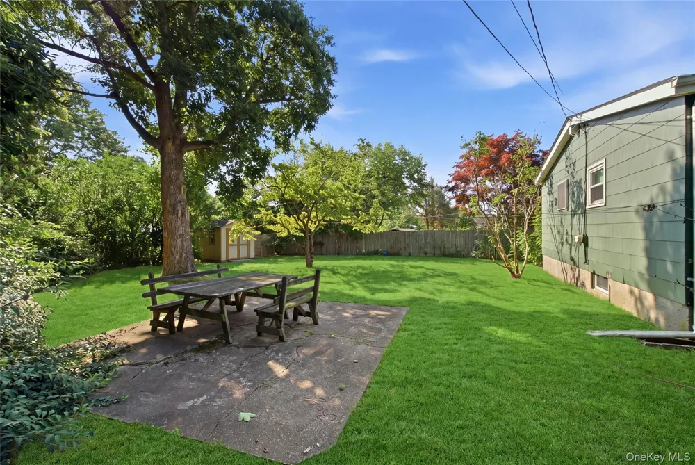 29 Penn Drive Smithtown, NY 11787