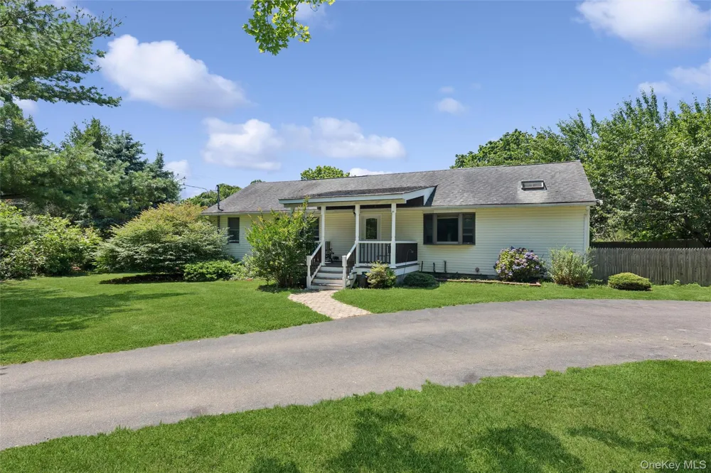 6205 Alvahs Lane Cutchogue, NY 11935