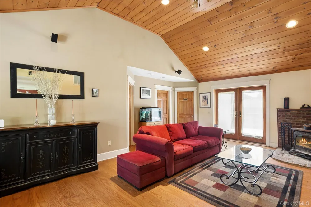 6205 Alvahs Lane Cutchogue, NY 11935