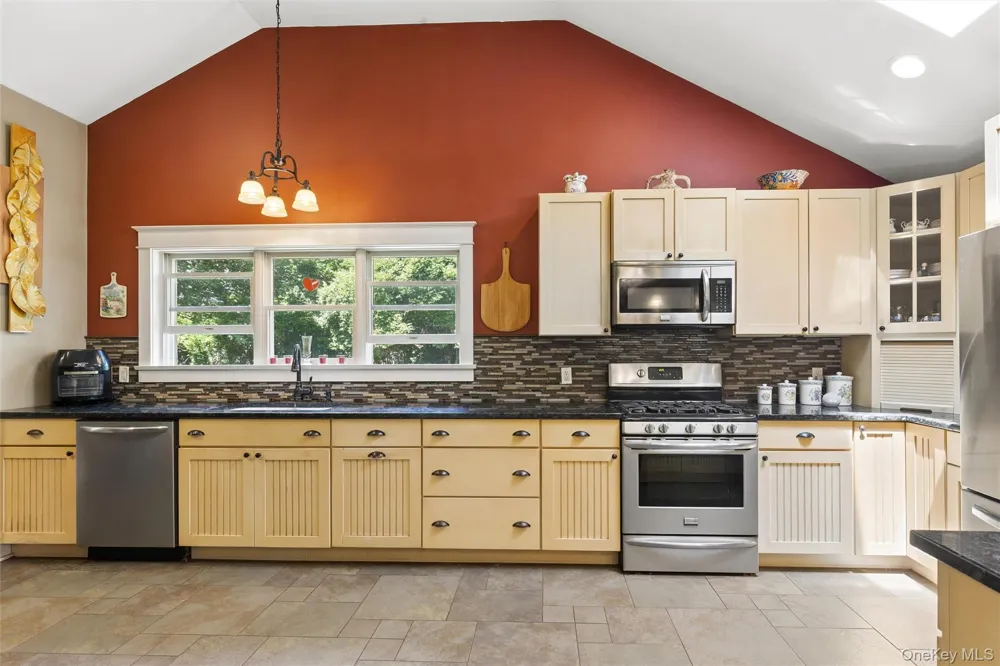 6205 Alvahs Lane Cutchogue, NY 11935