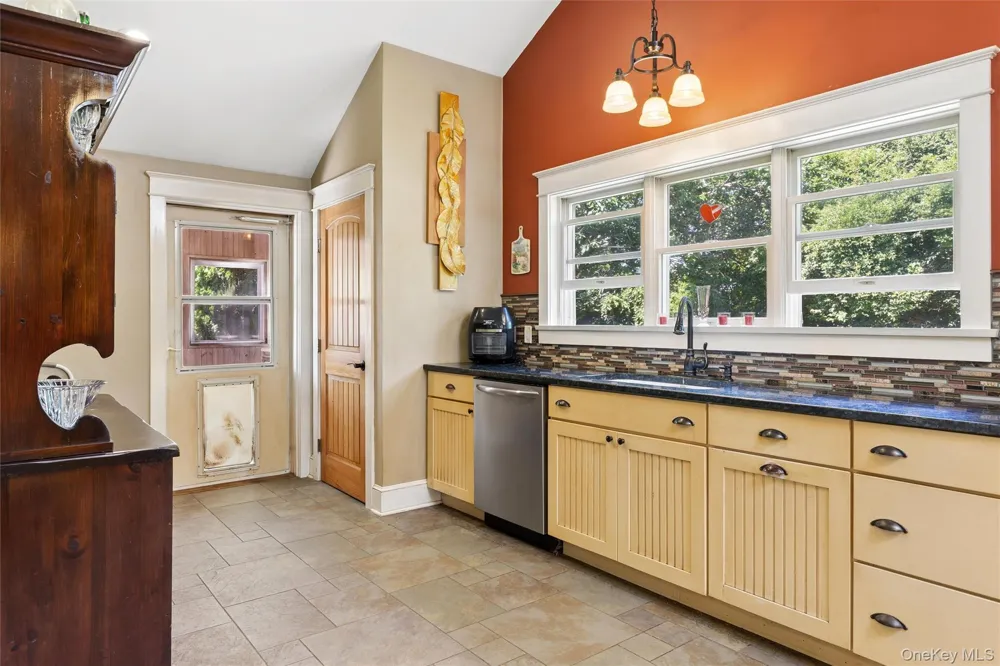 6205 Alvahs Lane Cutchogue, NY 11935