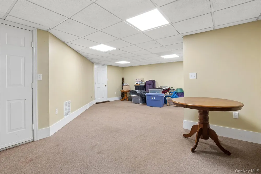 6205 Alvahs Lane Cutchogue, NY 11935