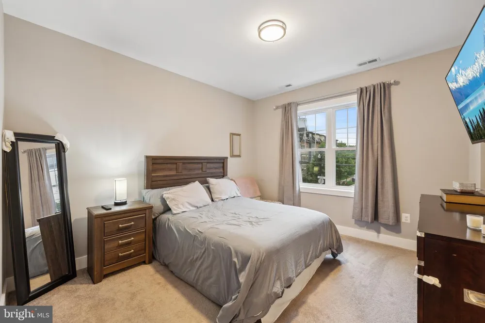 1221 S ROLFE STREET Arlington, VA 22204