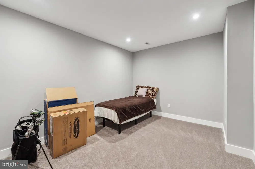 1221 S ROLFE STREET Arlington, VA 22204