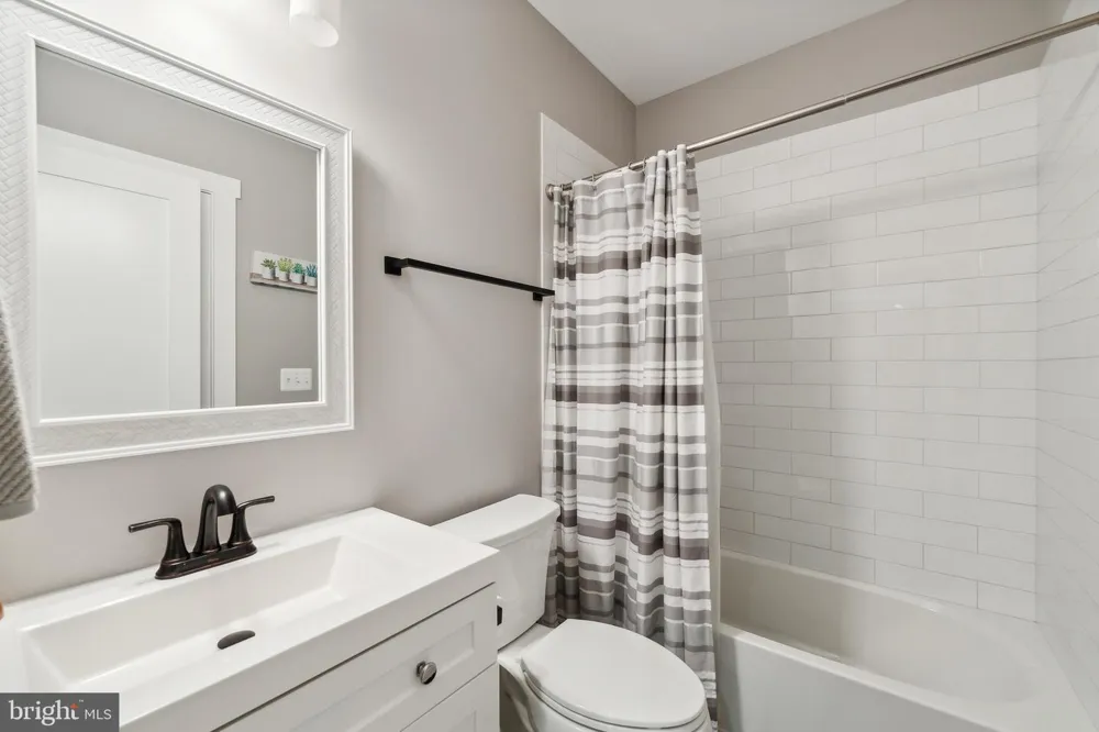 1221 S ROLFE STREET Arlington, VA 22204