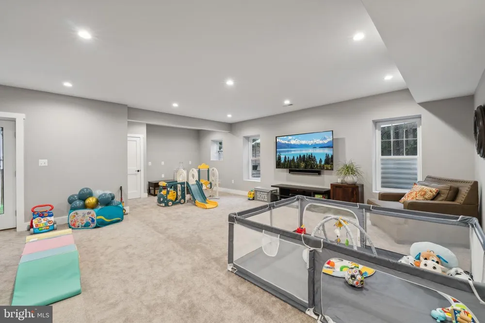 1221 S ROLFE STREET Arlington, VA 22204