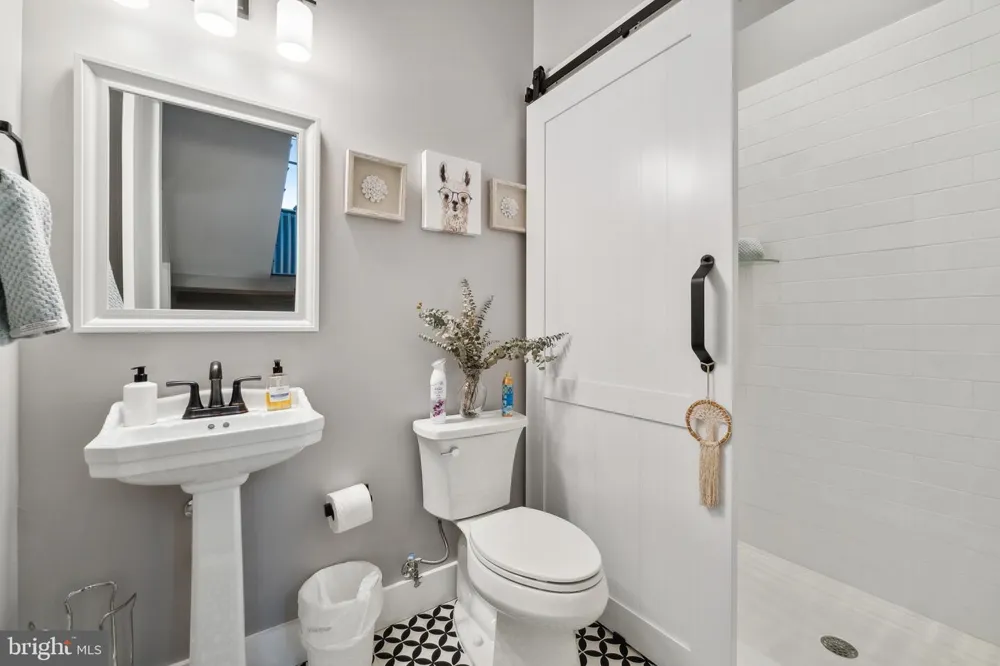 1221 S ROLFE STREET Arlington, VA 22204