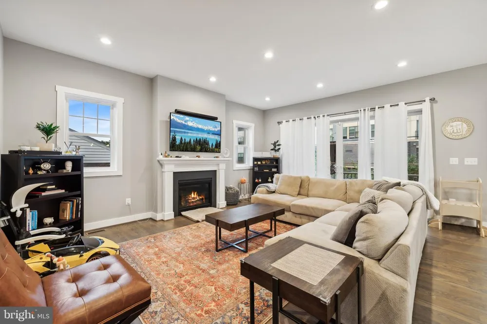 1221 S ROLFE STREET Arlington, VA 22204