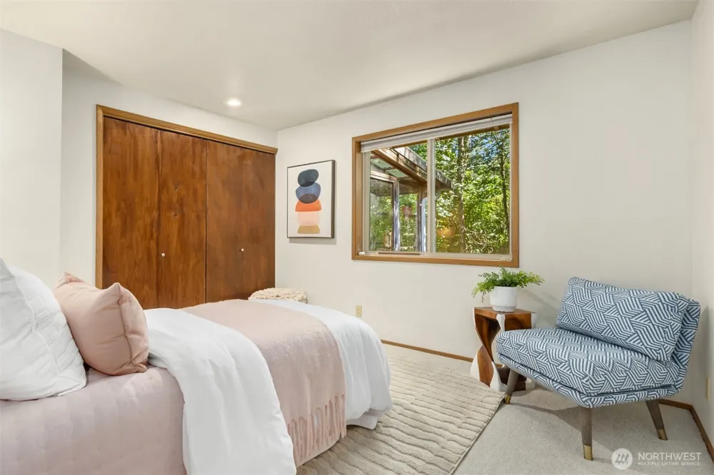 8960 NE Day Road Bainbridge Island, WA 98110
