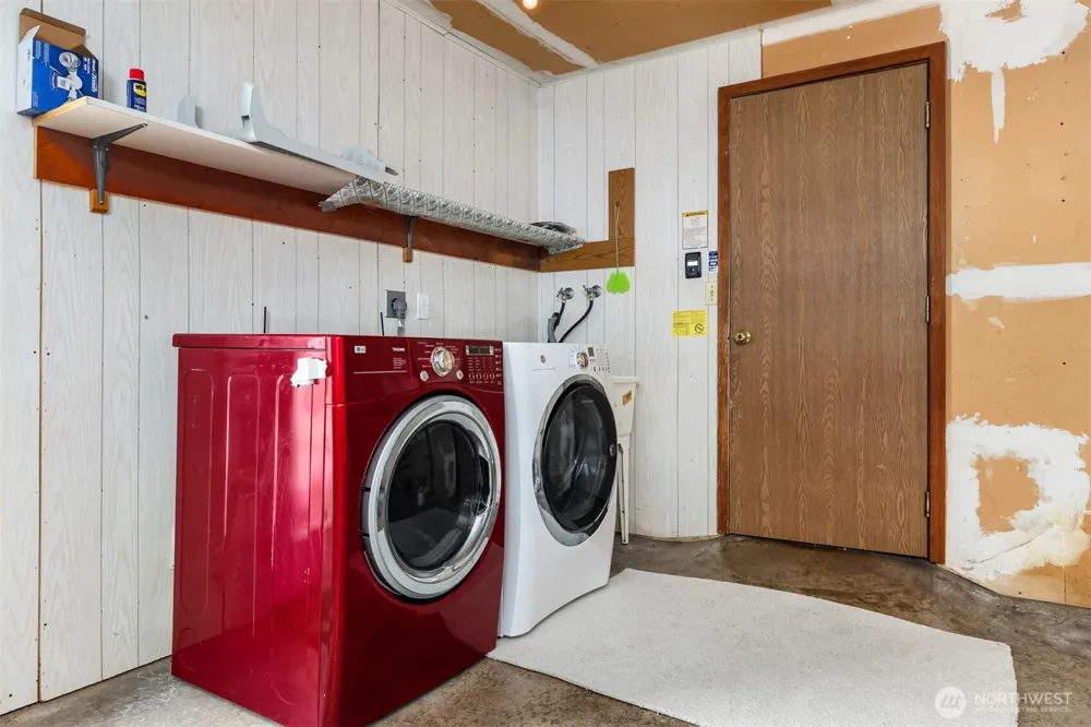 8960 NE Day Road Bainbridge Island, WA 98110