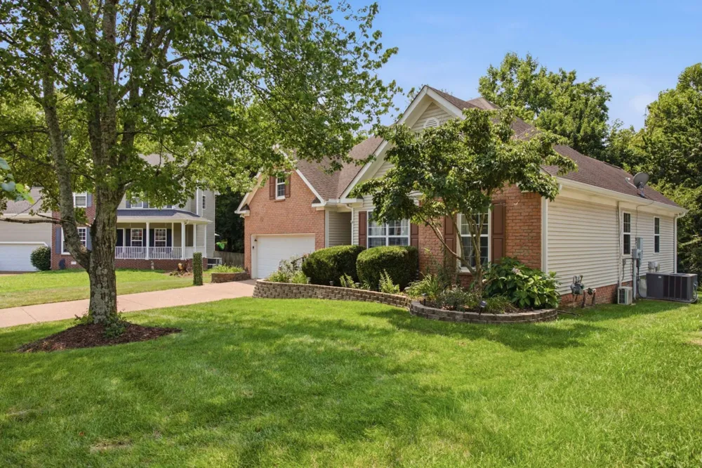 1042 Watauga Ct Thompsons Station, TN 37179