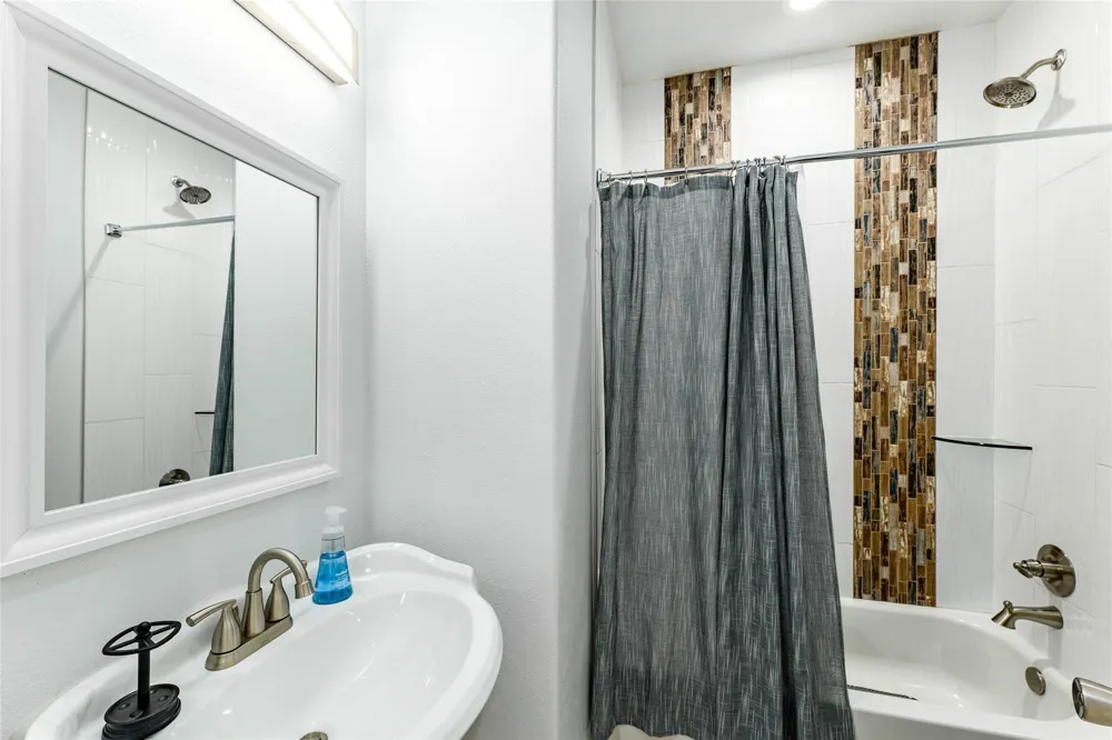 294 Debbie Lane Dickinson, TX 77539