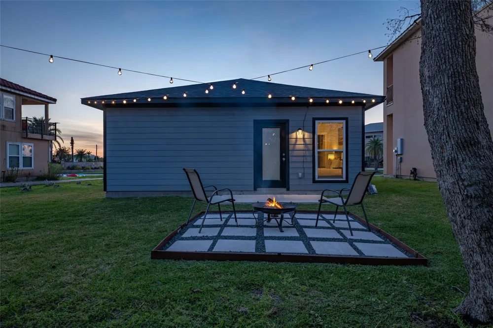 294 Debbie Lane Dickinson, TX 77539
