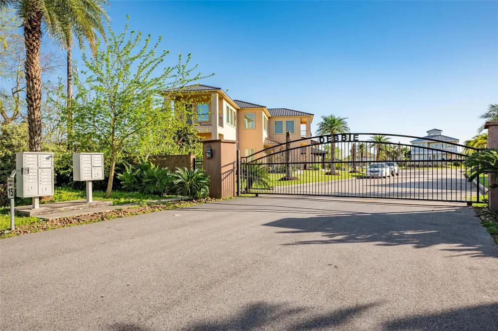 294 Debbie Lane Dickinson, TX 77539