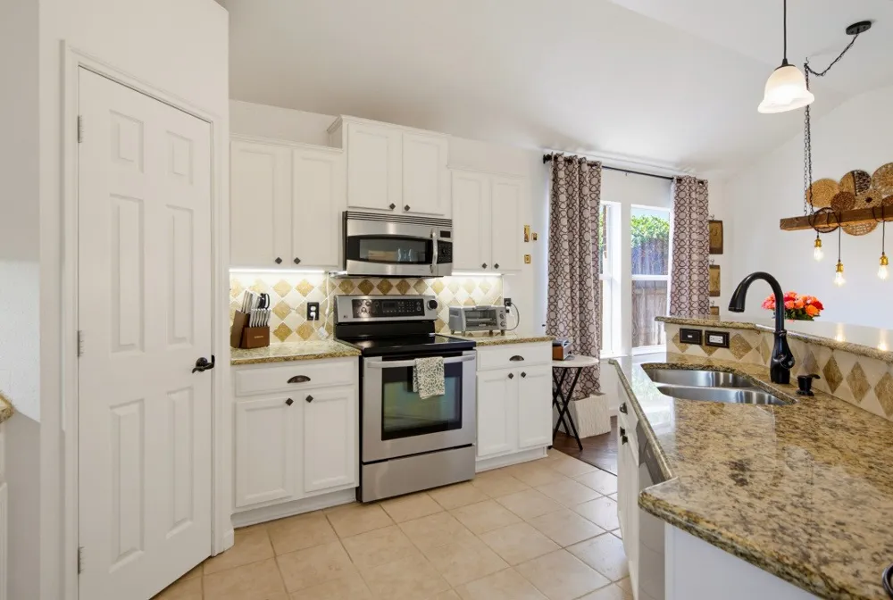 1400 Rancho Dominguez Road Corinth, TX 76210