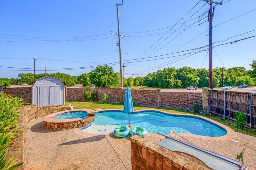 1400 Rancho Dominguez Road Corinth, TX 76210