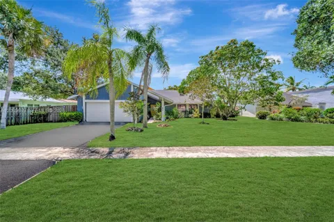 620 E Plantation Cir