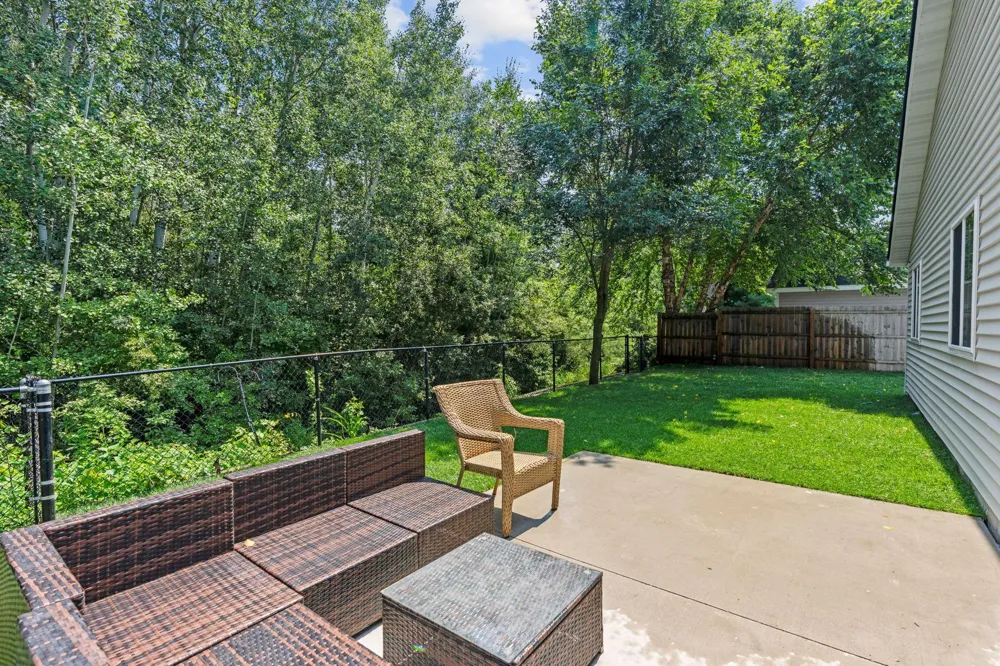 620 Meadowlark Lane Eden Valley, MN 55329
