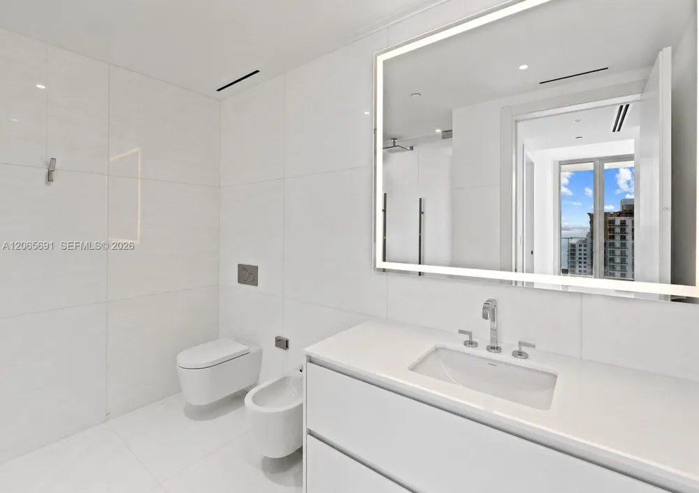 300 Biscayne Boulevard Way #4201E Miami, FL 33131