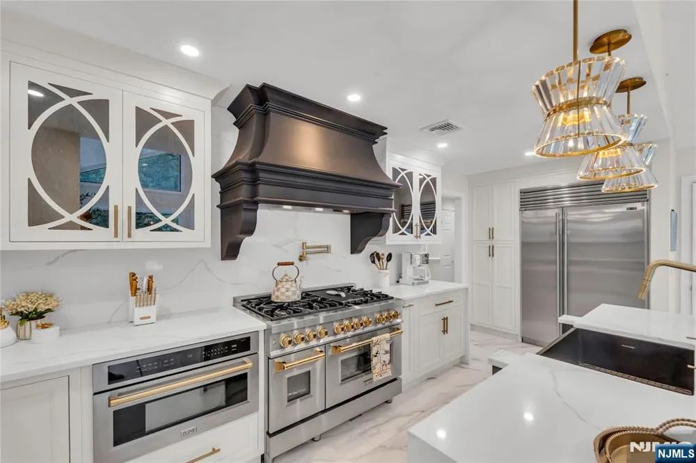 312 Old Tappan Road Old Tappan, NJ 07675