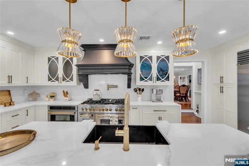 312 Old Tappan Road Old Tappan, NJ 07675