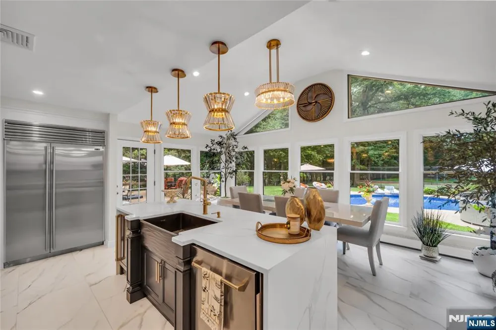 312 Old Tappan Road Old Tappan, NJ 07675