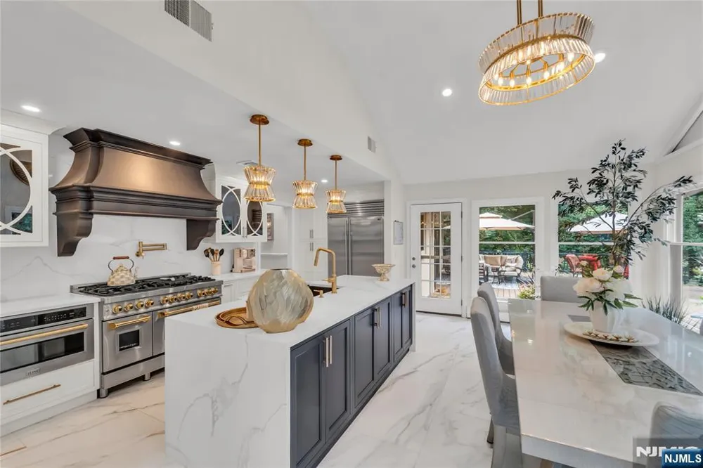 312 Old Tappan Road Old Tappan, NJ 07675