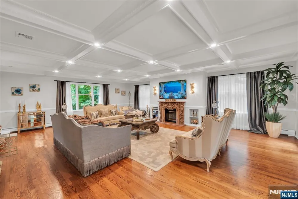 312 Old Tappan Road Old Tappan, NJ 07675