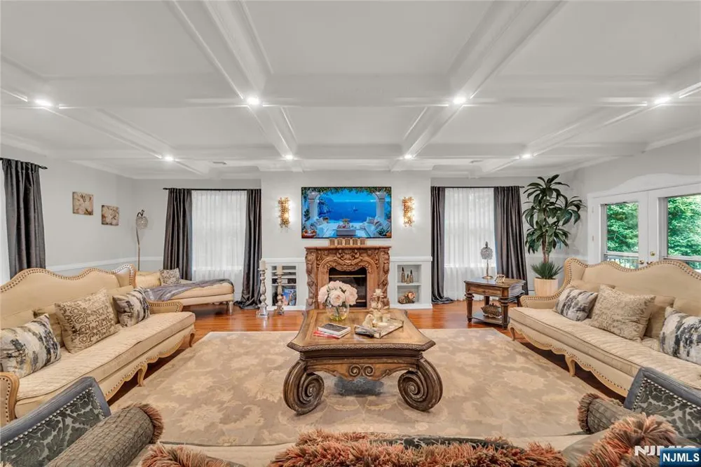 312 Old Tappan Road Old Tappan, NJ 07675