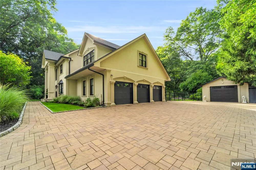 312 Old Tappan Road Old Tappan, NJ 07675