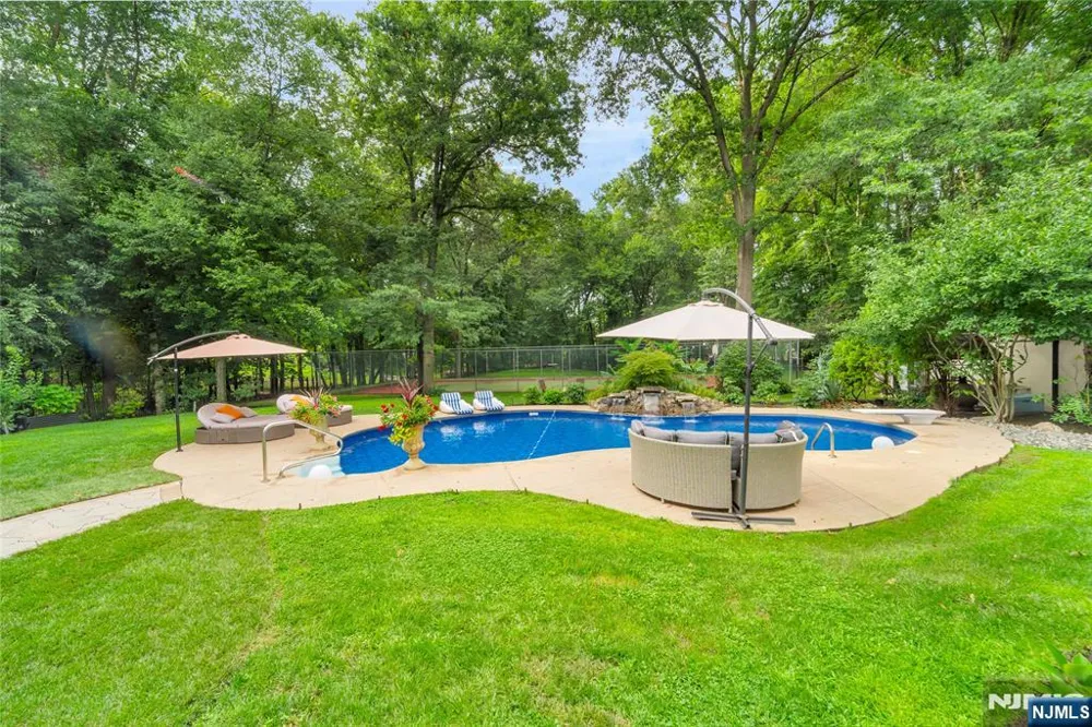 312 Old Tappan Road Old Tappan, NJ 07675