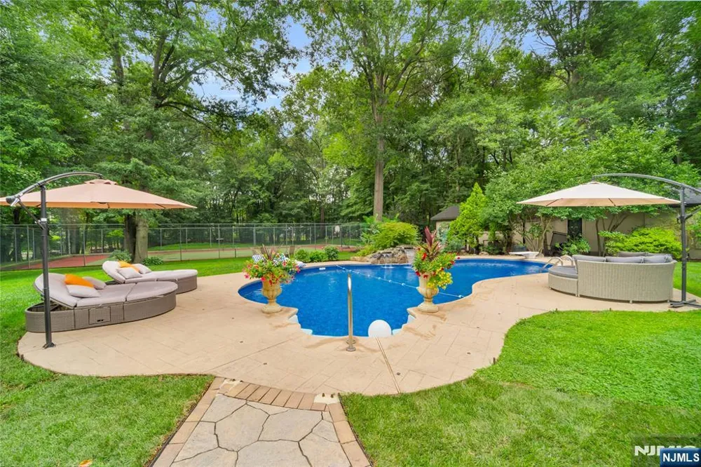 312 Old Tappan Road Old Tappan, NJ 07675