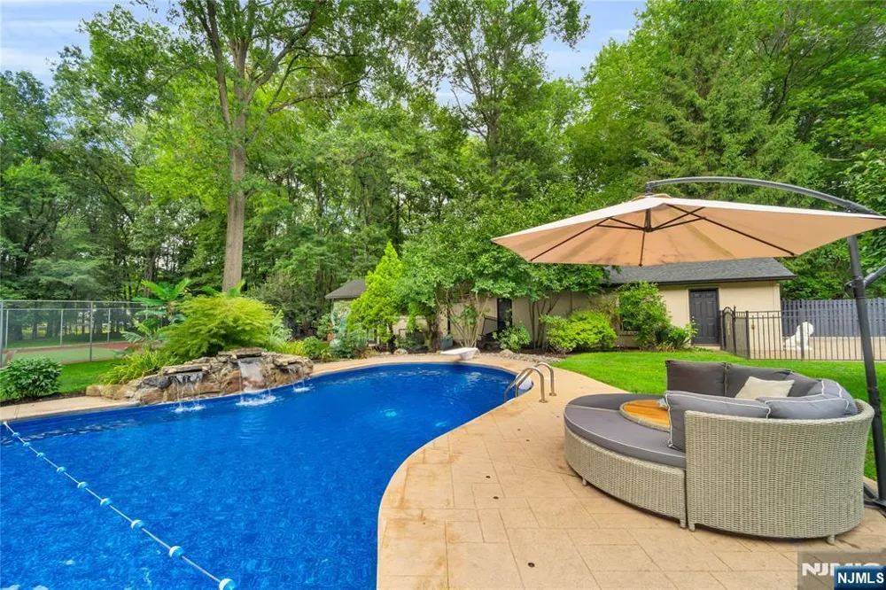 312 Old Tappan Road Old Tappan, NJ 07675