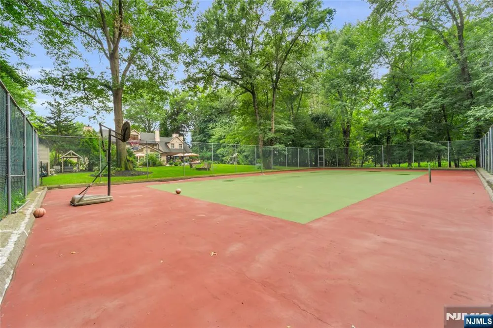 312 Old Tappan Road Old Tappan, NJ 07675
