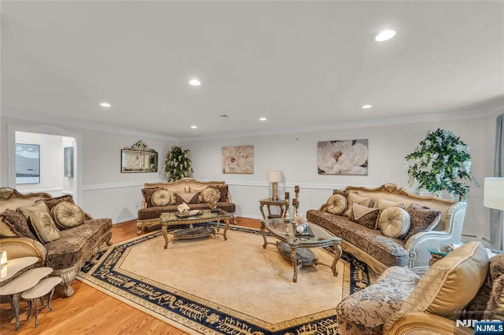 312 Old Tappan Road Old Tappan, NJ 07675